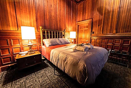 Deluxe Queen Suite