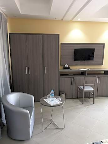 Junior Suite (1 Queen Bed)