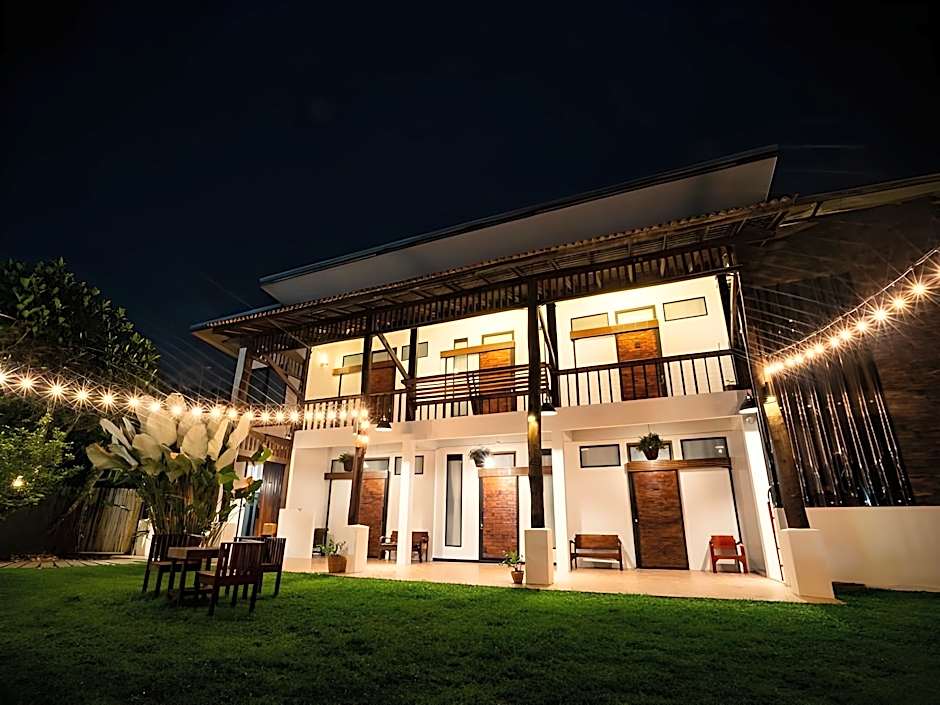 croissant hotel and cafe