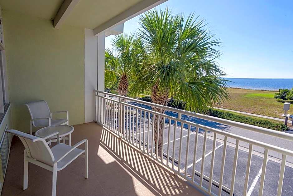 TAMPA BAY, BEACH step away, WIFI, FREE PARKING,POOLS, JACUZZI
