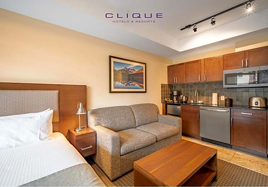 Falcon Crest Lodge by CLIQUE