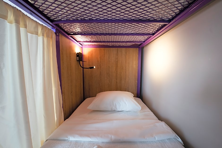 Photo 1 of 6 of 1 Queen Bed and 1 Bunk Bed