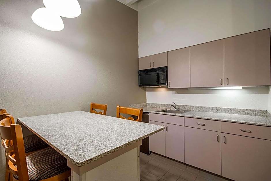 Comfort Inn & Suites Madison - Airport