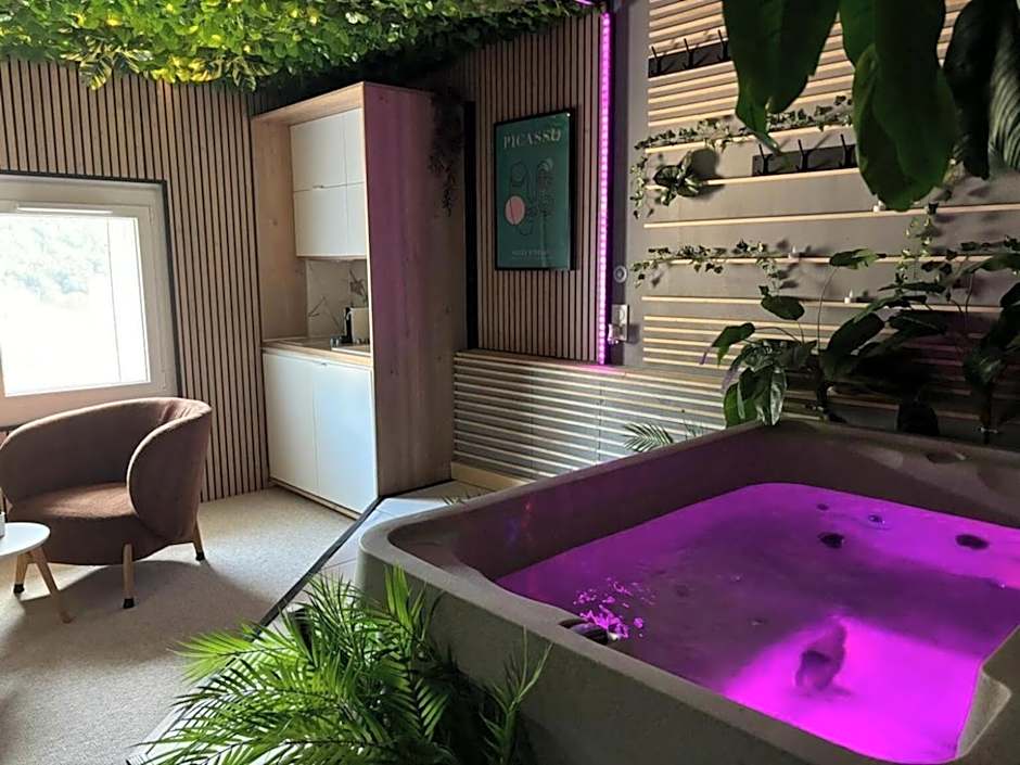 L'appart'hôtel - 1 Appartement Love Room avec Spa Privatif & Autres Appartements Standards à thèmes sans spa
