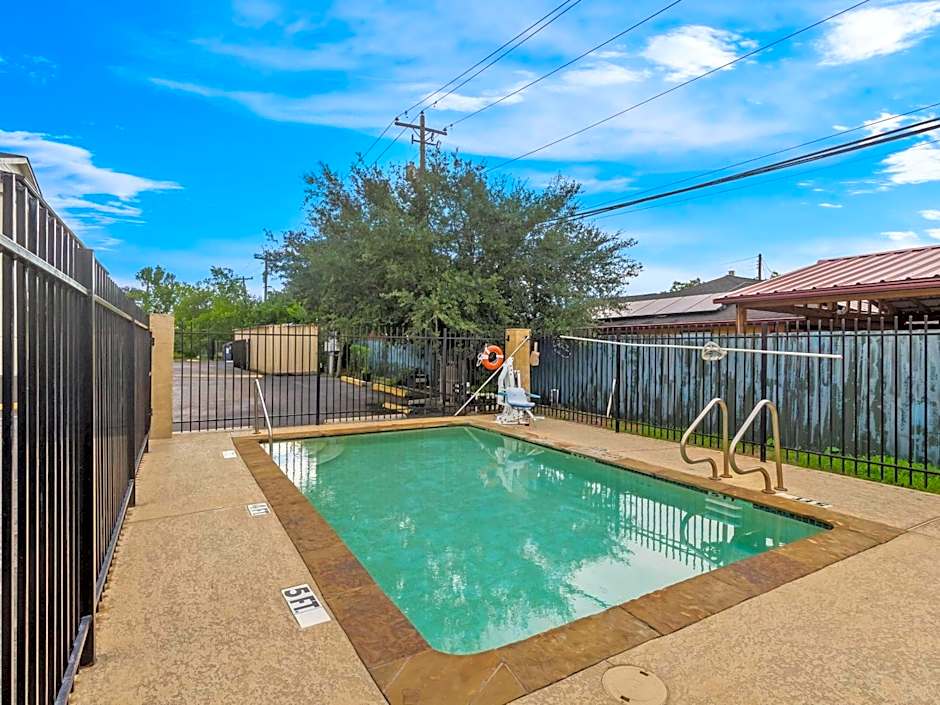 Days Inn by Wyndham Houston East