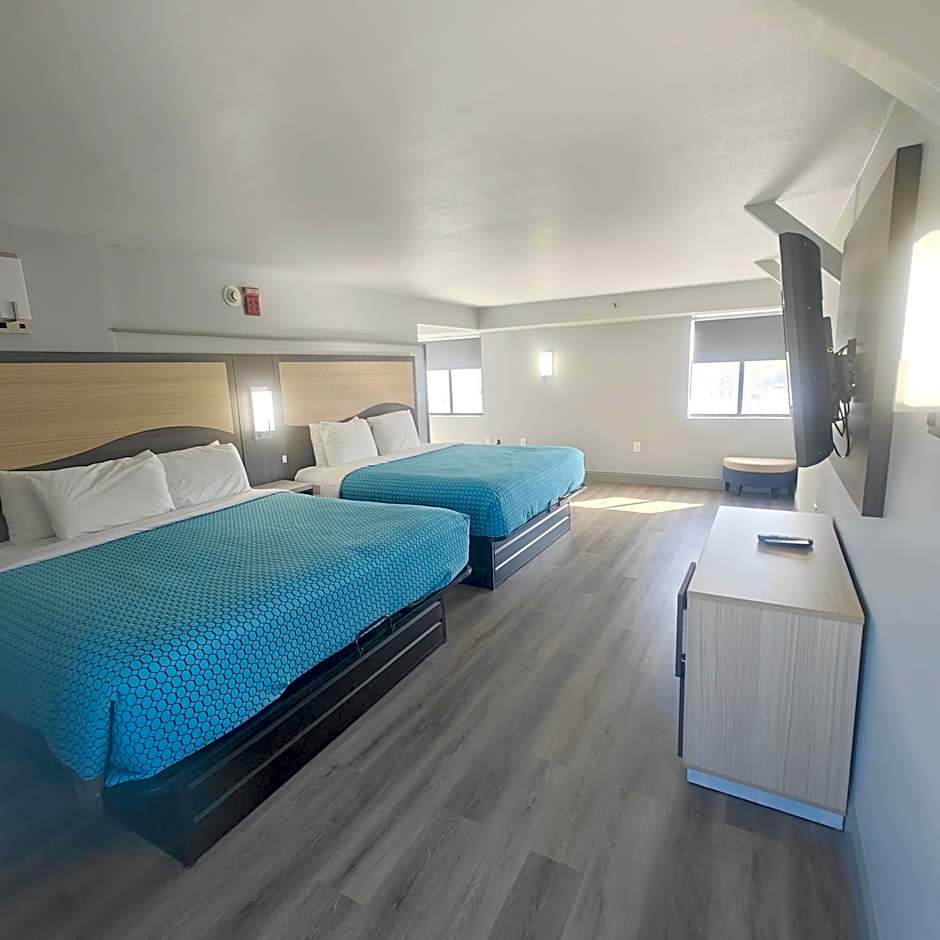 Mountain Vista Inn & Suites - Walking Distance to the Island