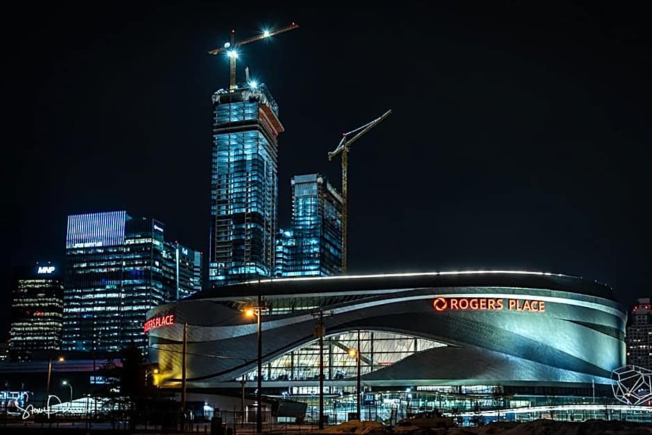 Stunning Modern Suite - King Bed - Free Parking & Netflix - Fast Wi-Fi - Long Stays Welcome