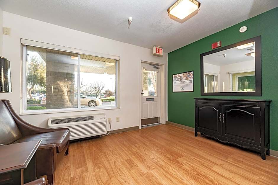 HomeTowne Studios Fresno - West