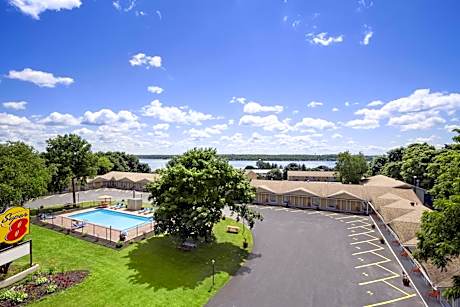 Super 8 by Wyndham Brockville