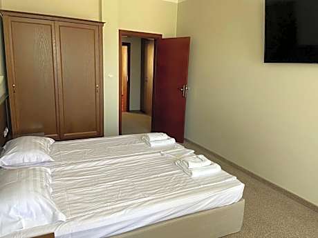 One-Bedroom Apartment with Park View