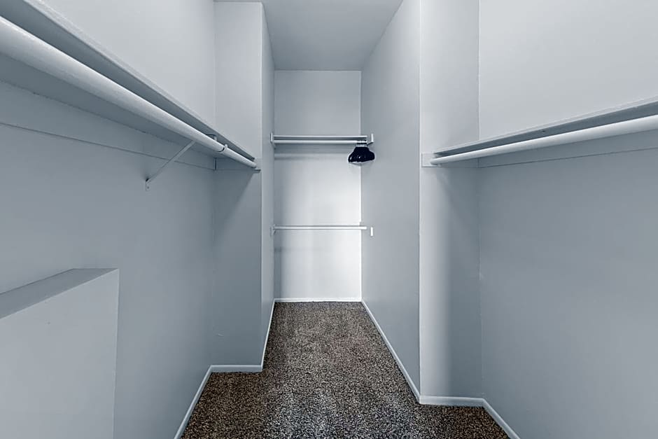 Beverly Hills Penthouse 2 BR Apt with Parking 407