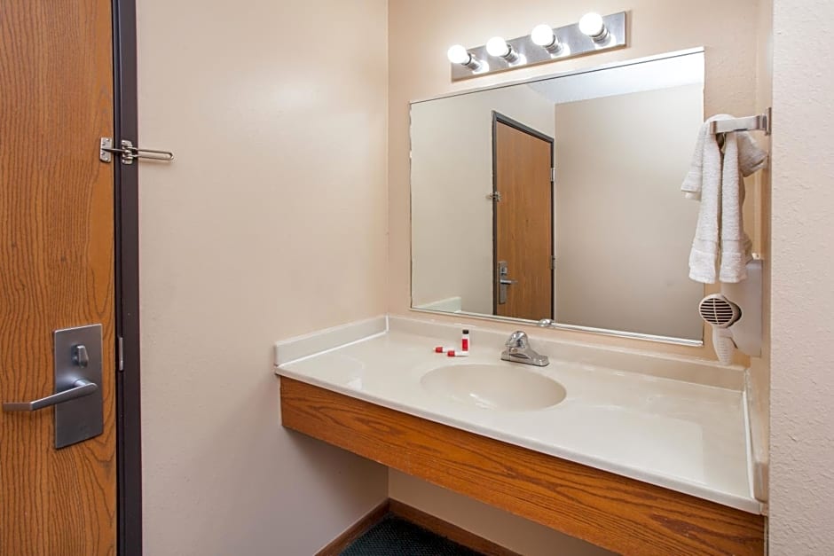 Super 8 by Wyndham Anamosa IA