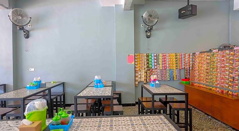 RedDoorz Plus near Patung Kuda Undip