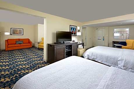 2 Queen Suite Mobility/Hearing Access Tub Ns
