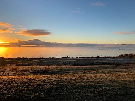 Jack & Di's Lakefront Motel