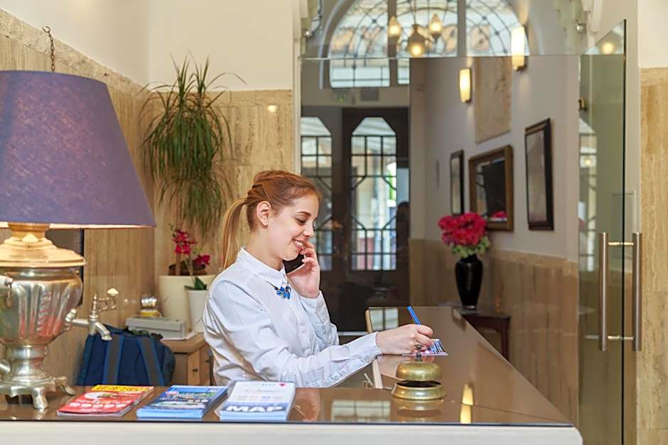 Hotel Mika Downtown