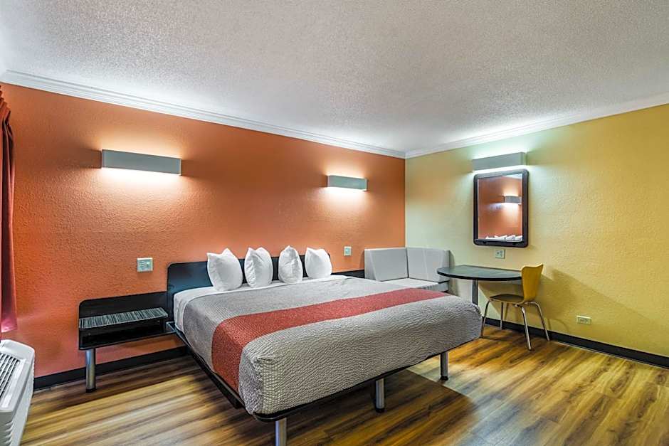 Motel 6-Libertyville, IL