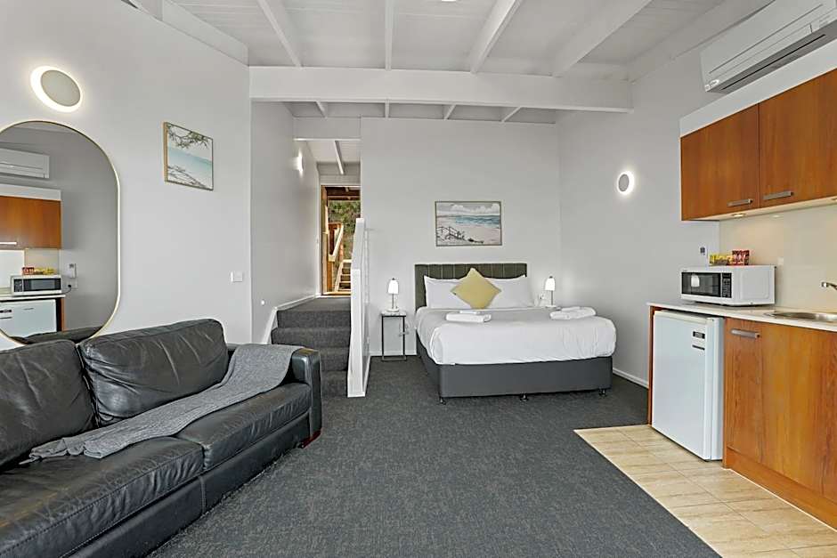 Chris's Beacon Point Restaurant & Villas