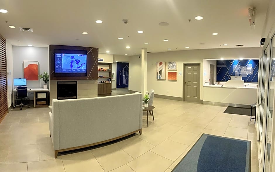 Holiday Inn Express & Suites Marquette By IHG