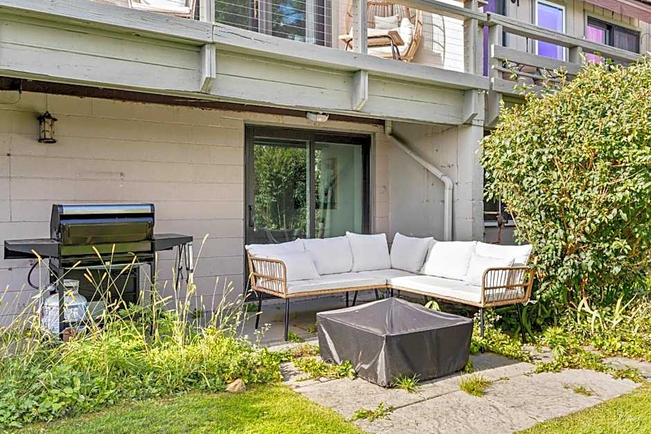 Canandaigua Lake Retreat with view and private beach access, foliage, hike, and Ski