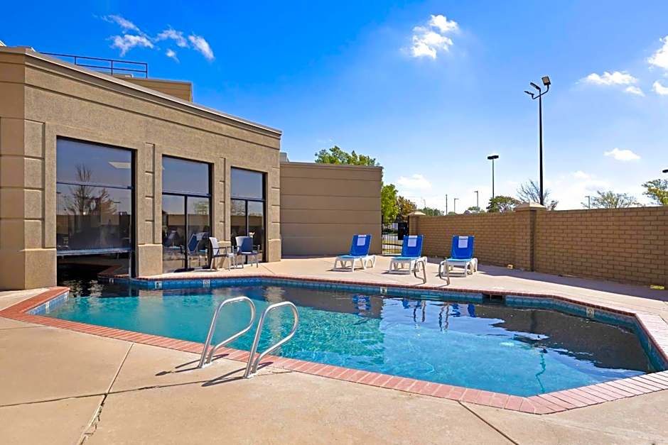Comfort Inn & Suites Wichita Northeast