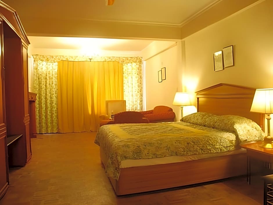 Classic The Mall Hotel