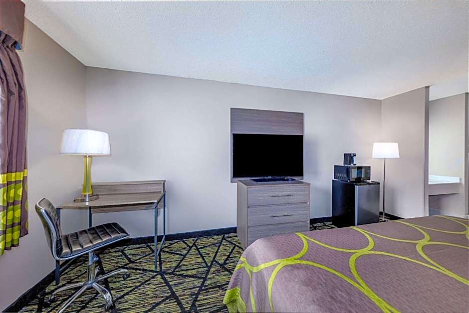 Super 8 by Wyndham Pratt