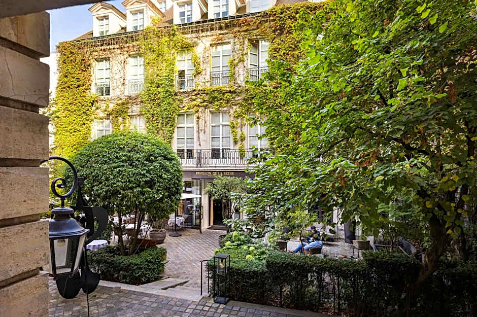 Le Pavillon De La Reine