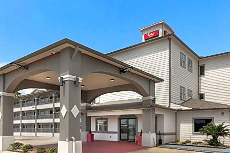 Red Roof PLUS+ Galveston - Beachfront