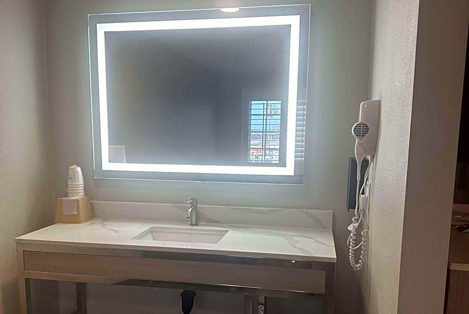 Super 8 by Wyndham Oceanside Downtown