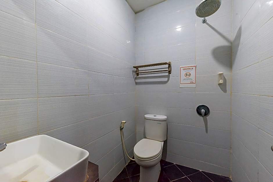 RedDoorz @ La Mega near Pasar Pagi Cirebon