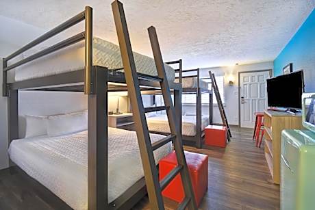 Double Queen w/ Queen Bunk Beds