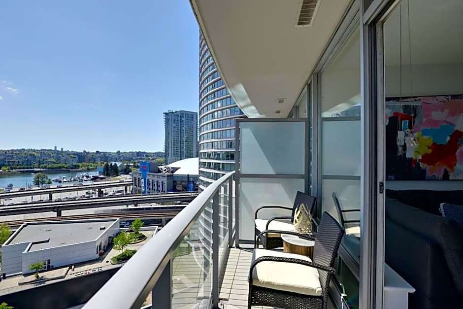 Luxary Condo Downtown Vancouver with free parking
