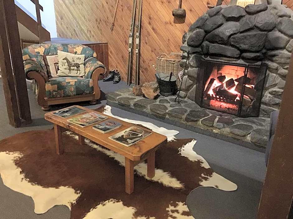 Adventure Lodge & Motel and Tongariro Crossing Track Transport