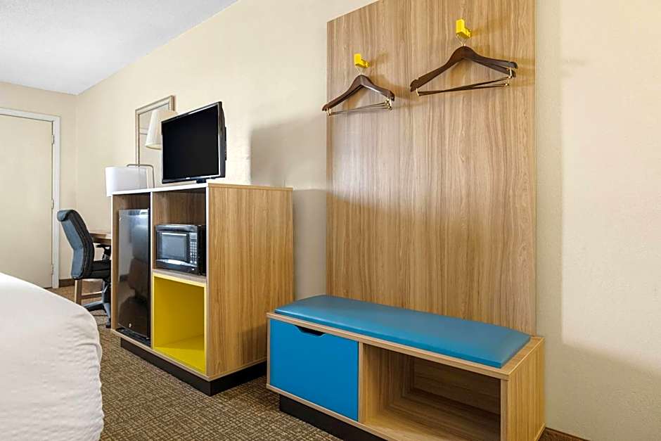 Days Inn by Wyndham Fort Wayne