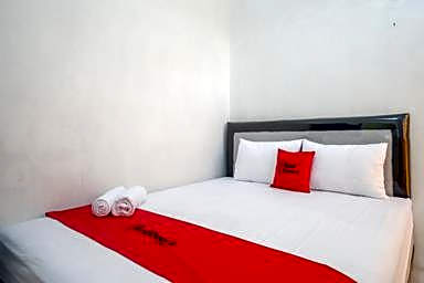 RedDoorz Syariah near Universitas Slamet Riyadi Solo