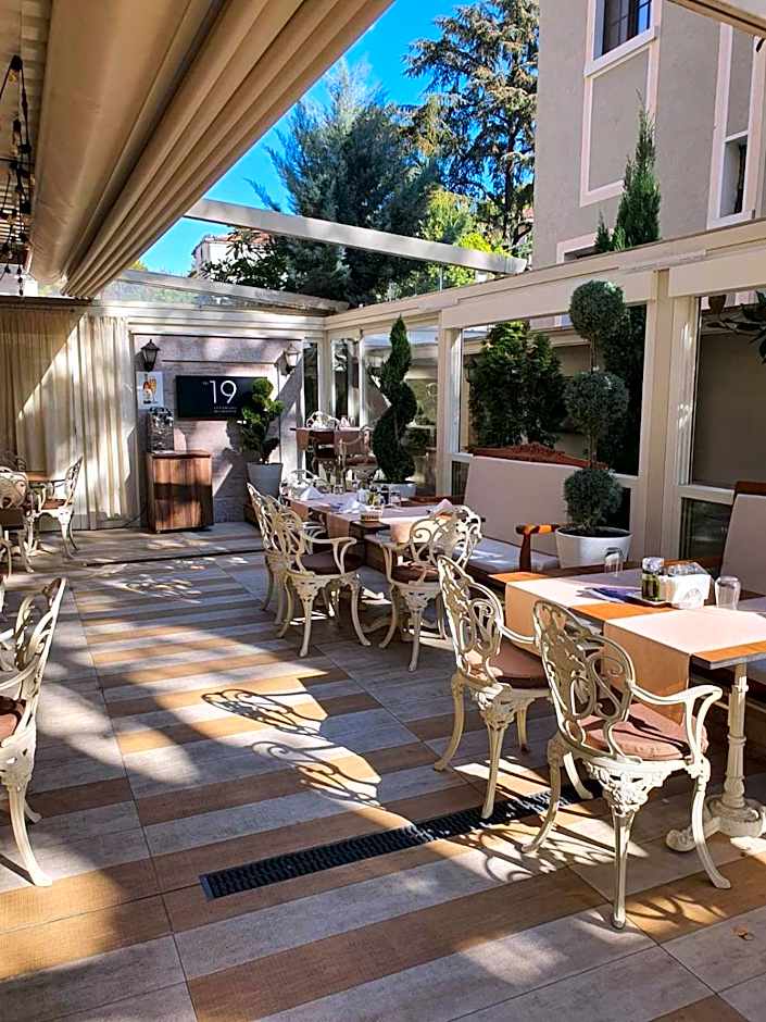 Residence City Garden - Certificate of Excellence Top 10 BEST Five-Stars City Hotels for 2024 awarded by HTIF