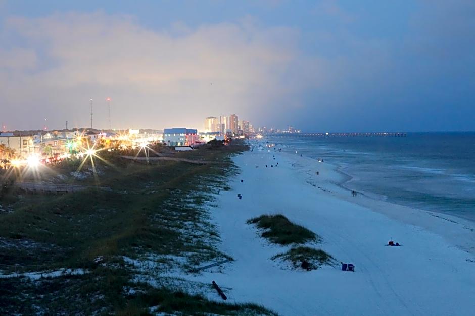 COUPLES GETAWAY, HONEYMOON SWEET, Perfectly Cozy Beach Front Condo with kitchen, pool, free parking,CHECK-IN AT DOOR
