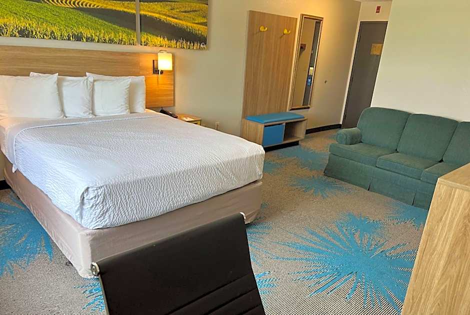 Days Inn & Suites by Wyndham Des Moines Airport
