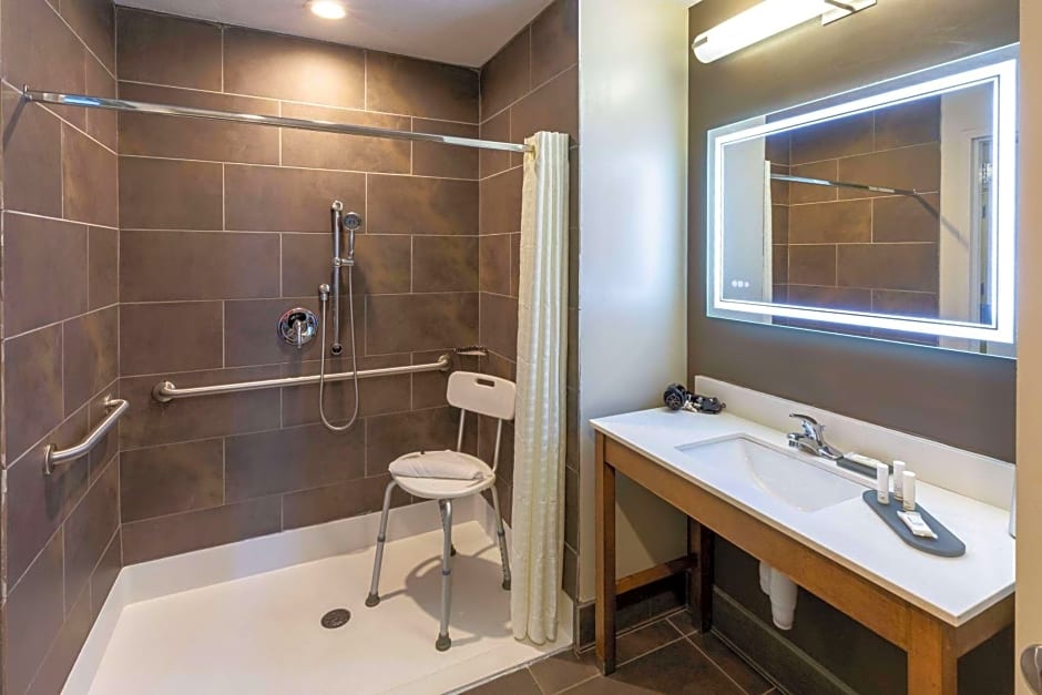 La Quinta Inn & Suites by Wyndham Tulsa Downtown - Route 66