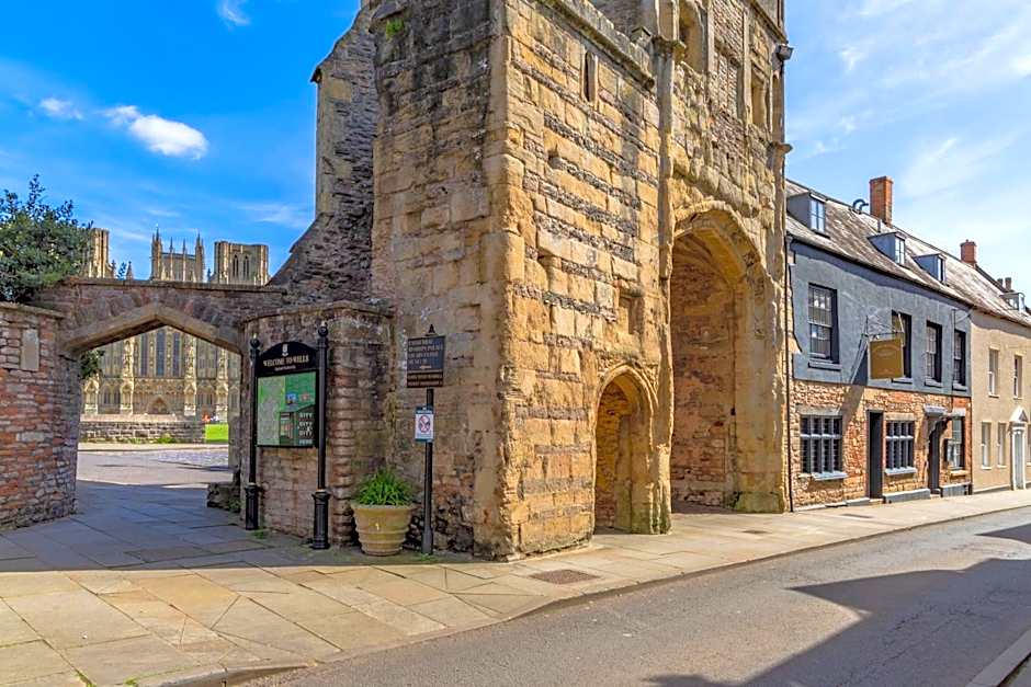 The Ancient Gatehouse & Rugantino Restaurant