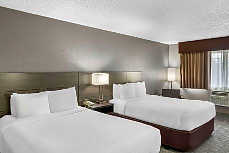 3 Queen Beds Non-Smoking Flat Screen Television Wi-Fi