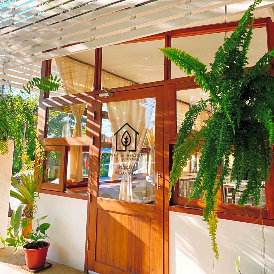 Whitehouse cafe&Guesthouse