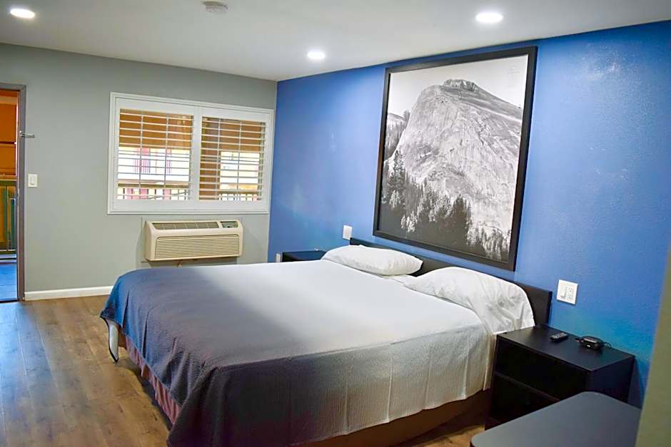 Super 8 by Wyndham Visalia