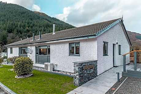 Pet friendly Hot Tub Cottage - 2 Bed