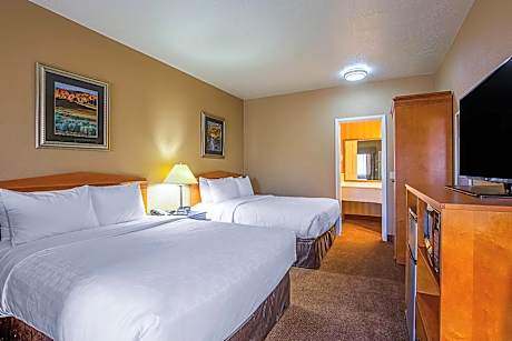 2 Queen Beds, Suite, Nonsmoking