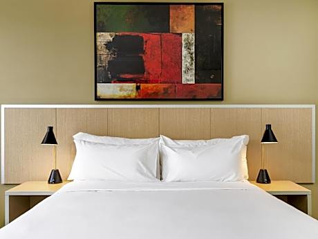 Standard Queen Room - City Side