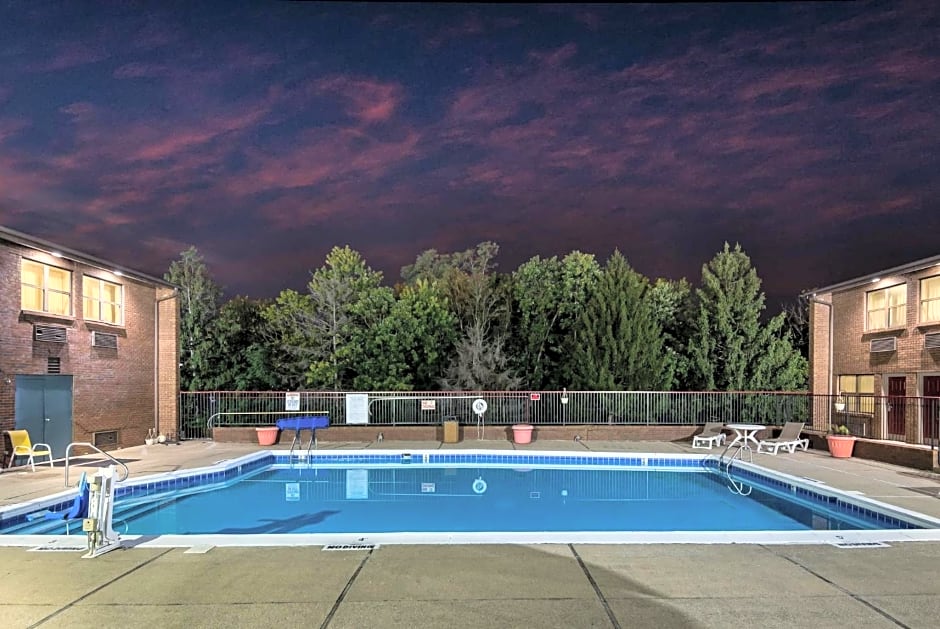 Red Roof Inn & Suites Lexington - Hamburg