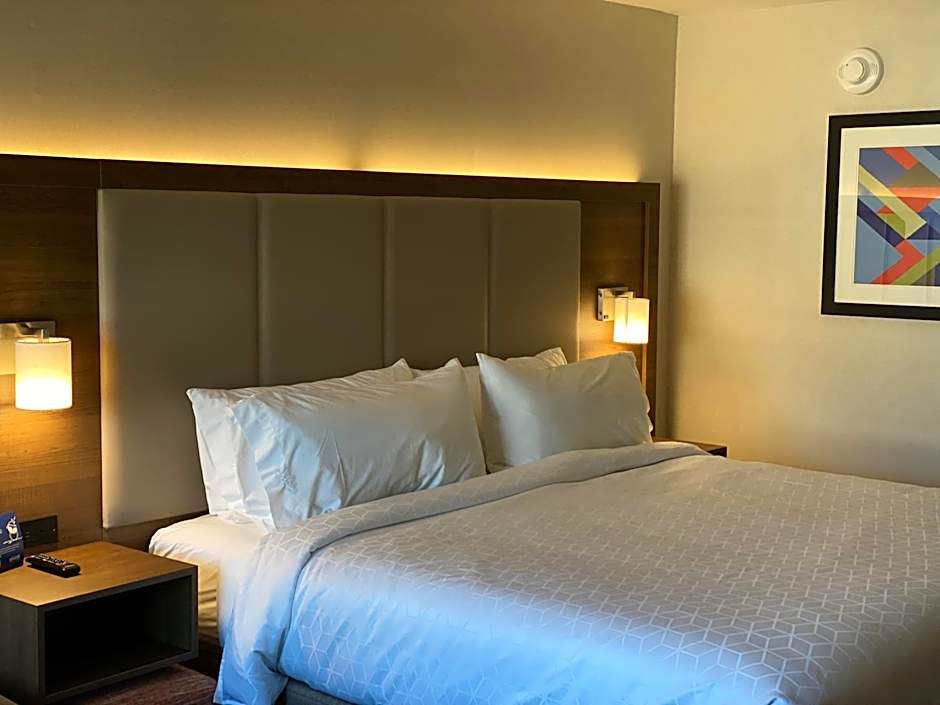 Holiday Inn Express and Suites Chatsworth By IHG