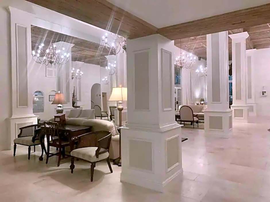 Palm Beach Paradise Walk to Beach Pool WiFi 86" TV WiFi